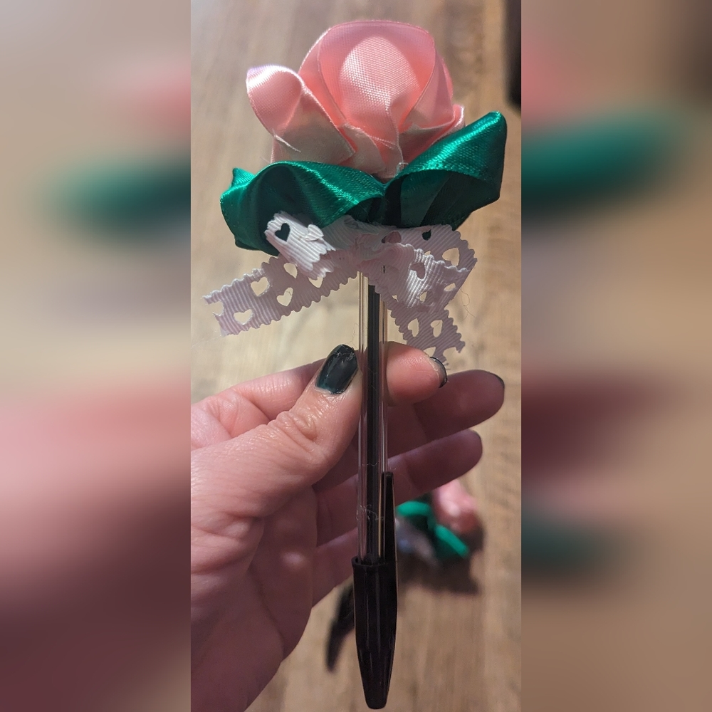 Forever Roses Pen - Picture 3 of 3